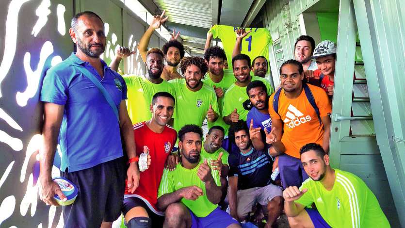 L’ASPTT Nouméa s’entraîne le mardi et le jeudi de 20 à  22 heures à Magenta. « Ce sont beaucoup de sacrifices », note le coach, Michel Wassin (à gauche).Photo archives LNC 